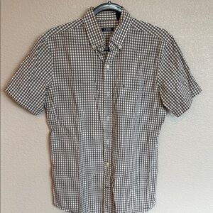 Izod Men’s Brown and White Gingham Short-Sleeve Button-Down Shirt